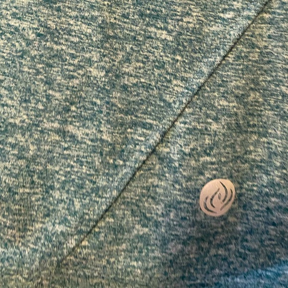 💚APANA💚Green Short sleeved V-neck workout/ Yoga Tee in Medium. New with tags. - Picture 4 of 12